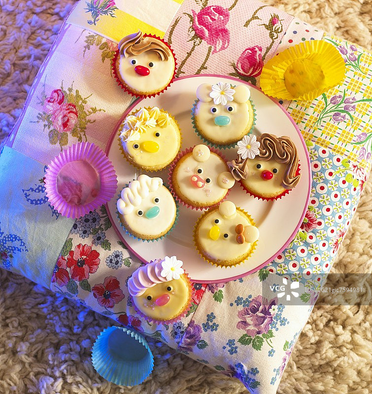儿童趣味表情纸杯蛋糕图片素材