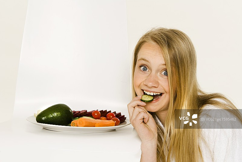 女孩吃黄瓜片图片素材