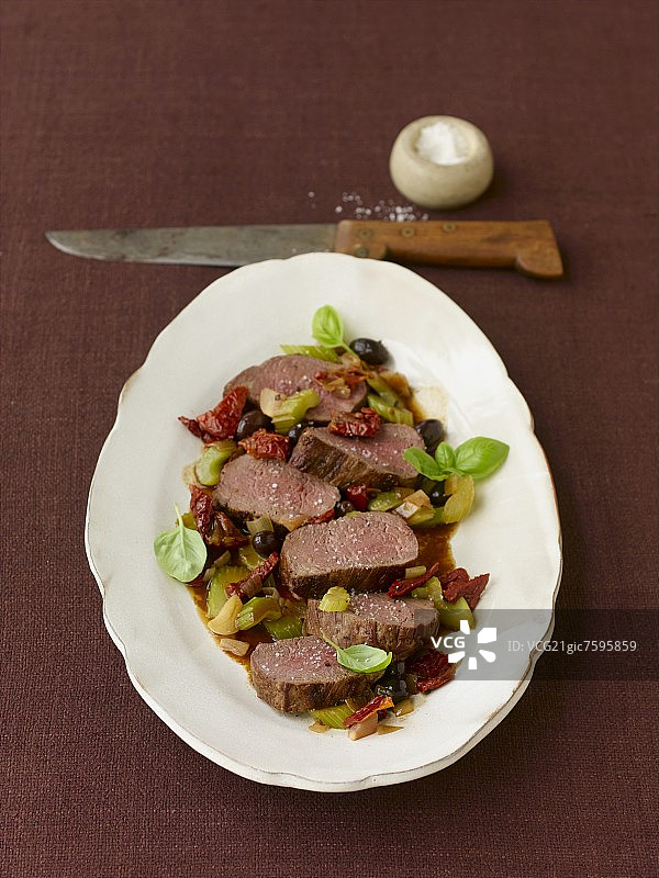 夏多布里昂牛排配番茄干图片素材