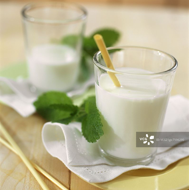 两杯开菲尔和新鲜柠檬香蜂草图片素材