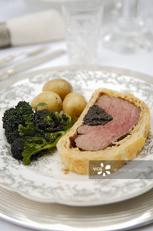 惠灵顿牛排配西兰花和煮土豆图片素材