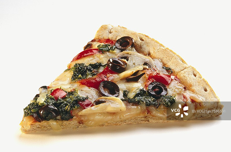 白色背景上的蔬菜披萨切片图片素材