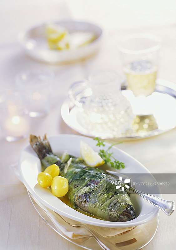 韭菜包裹柠檬香草黄油酿鳟鱼图片素材