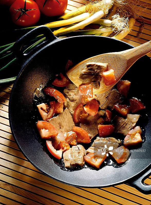 牛肉番茄锅炒；锅铲图片素材