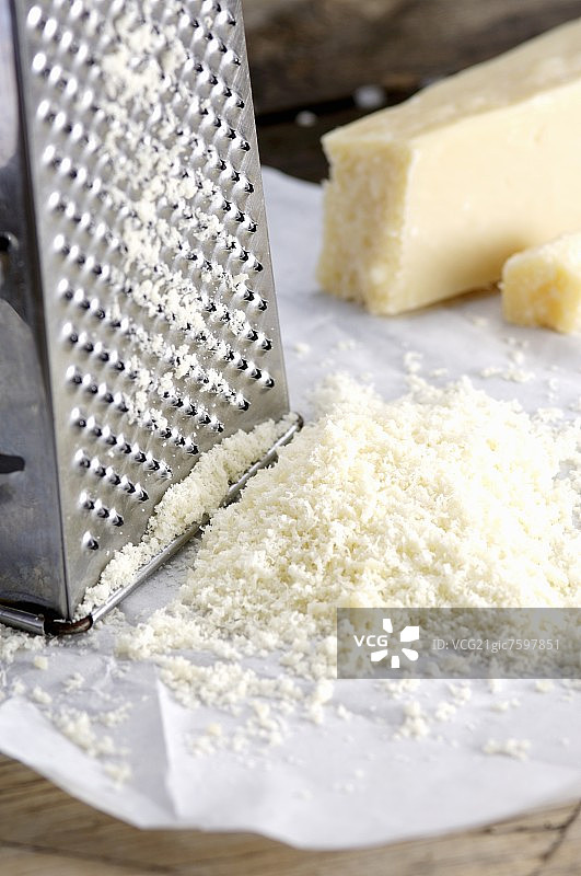 帕尔马干酪碎与擦丝器图片素材