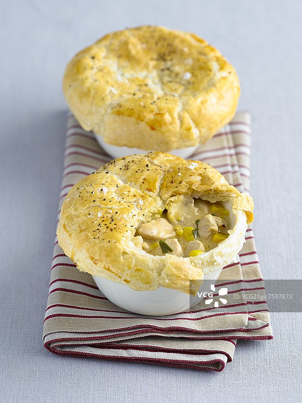 蘑菇和甜玉米鸡肉派图片素材