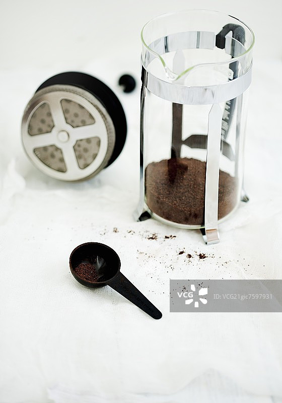 装有研磨咖啡的咖啡壶图片素材