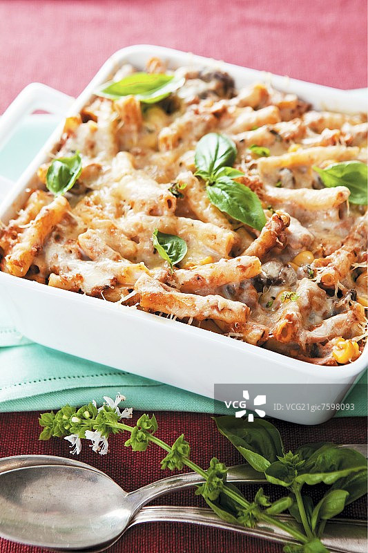 金枪鱼通心粉焗烤图片素材