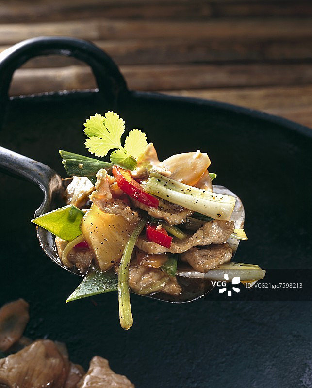 中式炒锅烹制的糖醋肉蔬图片素材