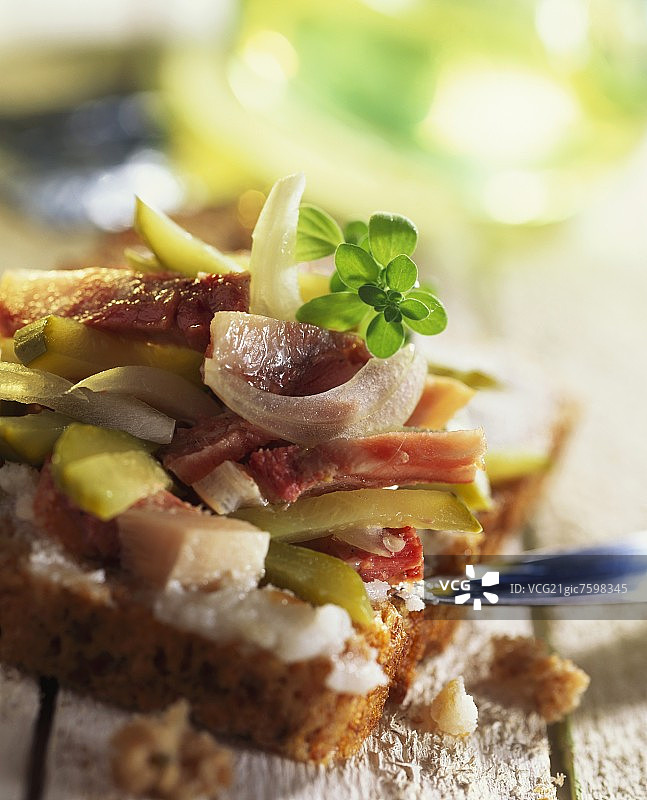 全麦面包上的猪油渣、肉和酸黄瓜图片素材