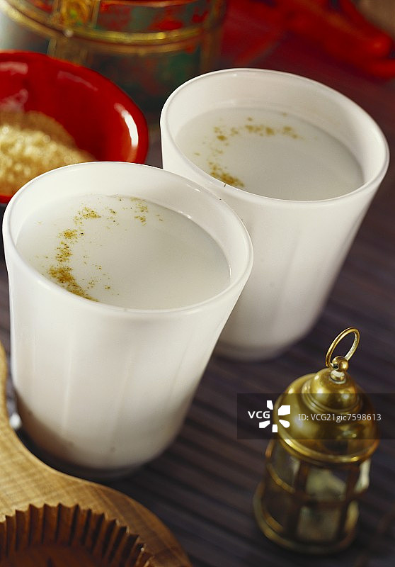 两杯含姜末的印度酸奶图片素材