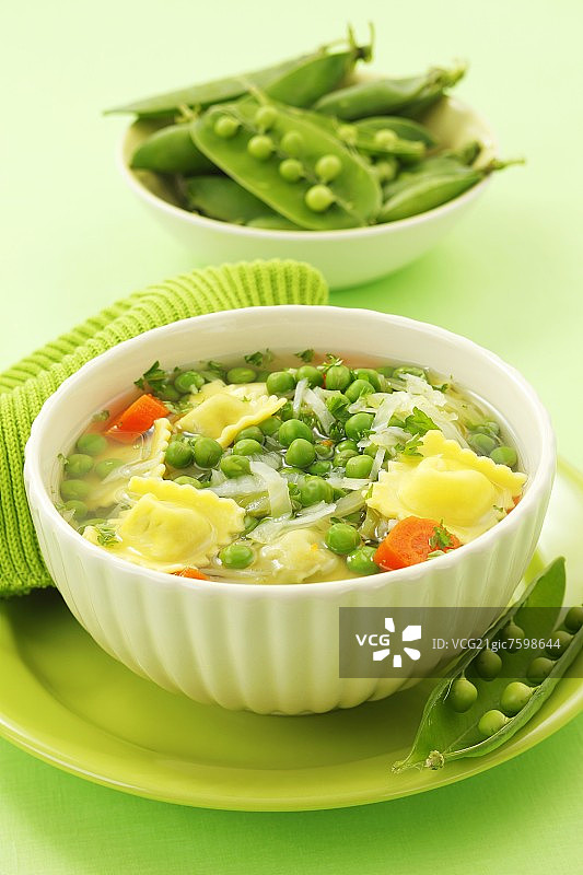 含豌豆和意大利饺子的绿色蔬菜汤图片素材