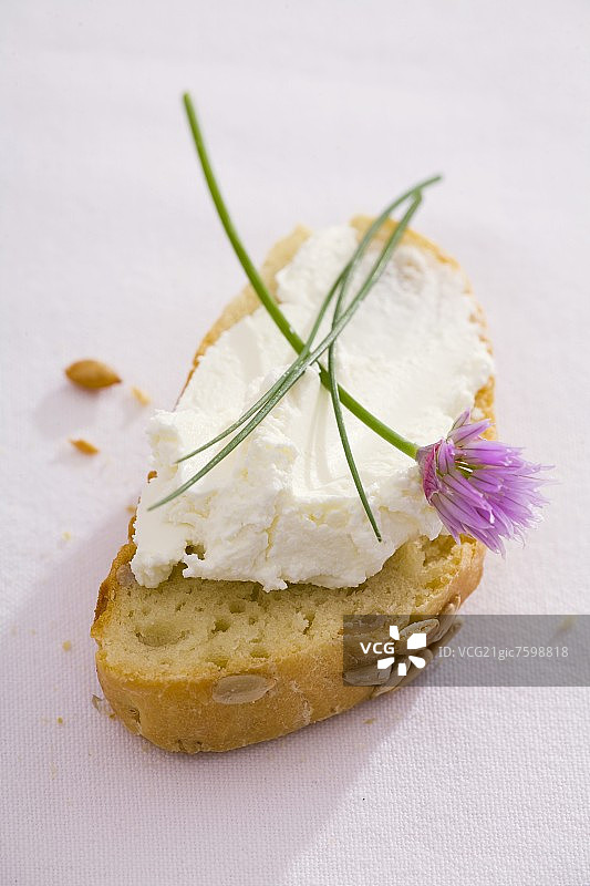 葵花籽面包切片，配凝乳和韭菜图片素材