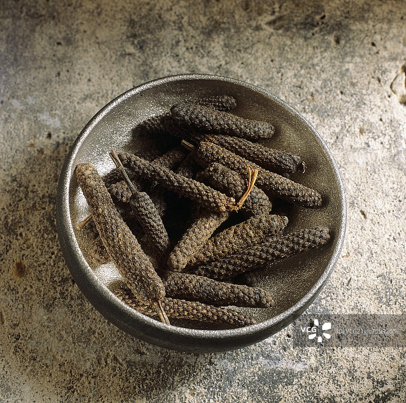 碗里的长黑胡椒图片素材
