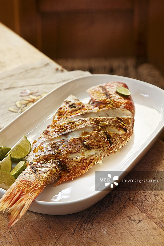 烤红鲷鱼配蒜和青柠图片素材