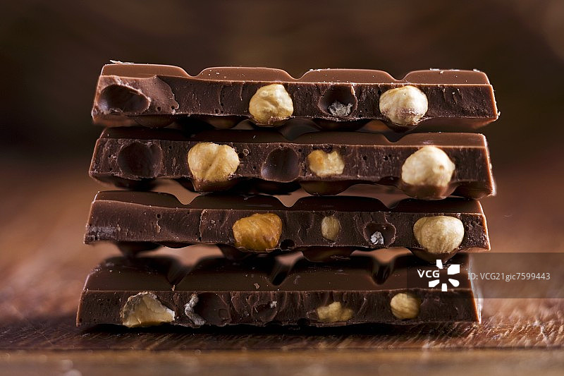 含整颗坚果的巧克力棒（特写）图片素材