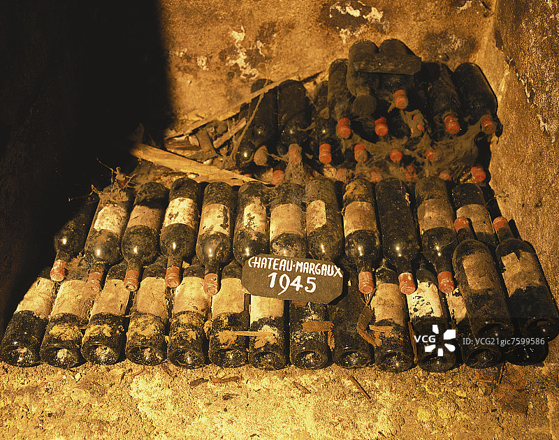 酒窖中的波尔多老酒瓶 (玛歌酒庄)图片素材