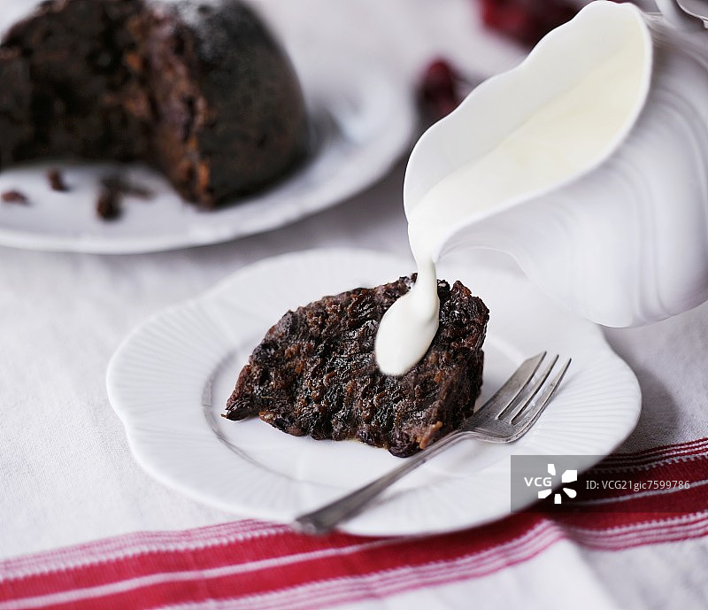 圣诞布丁淋上蛋奶沙司图片素材