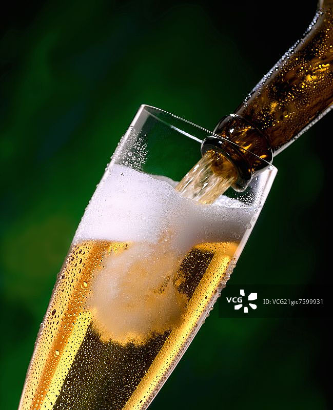 从瓶子里倒比尔森啤酒图片素材