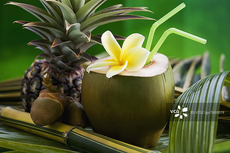 掏空的绿色椰子里的椰奶图片素材