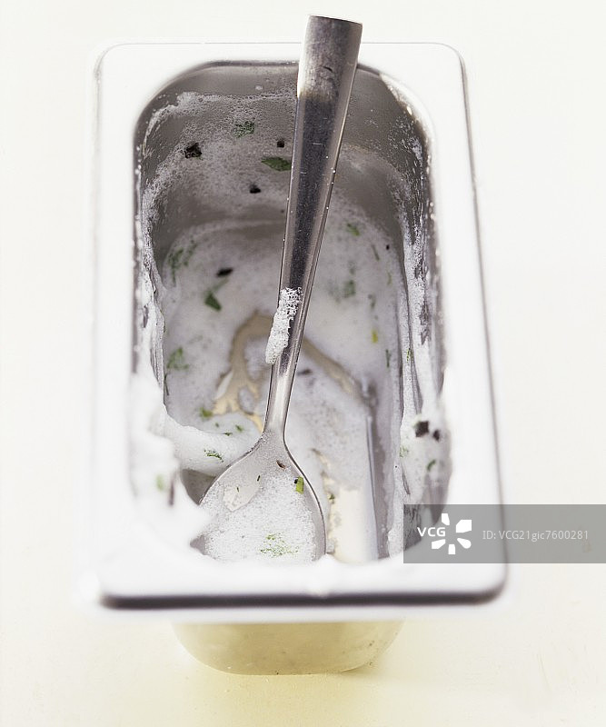 法式甜点欧夫斯奶油配龙蒿的蛋白霜图片素材