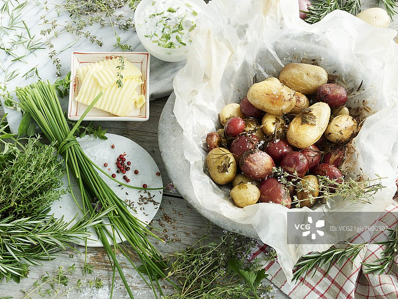 牛油香草酱烤纸包土豆图片素材
