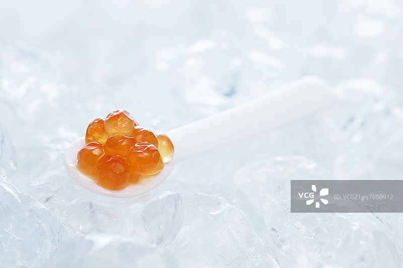 勺子里的三文鱼鱼子酱图片素材