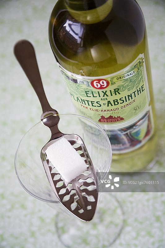 银勺上的方糖和苦艾酒图片素材