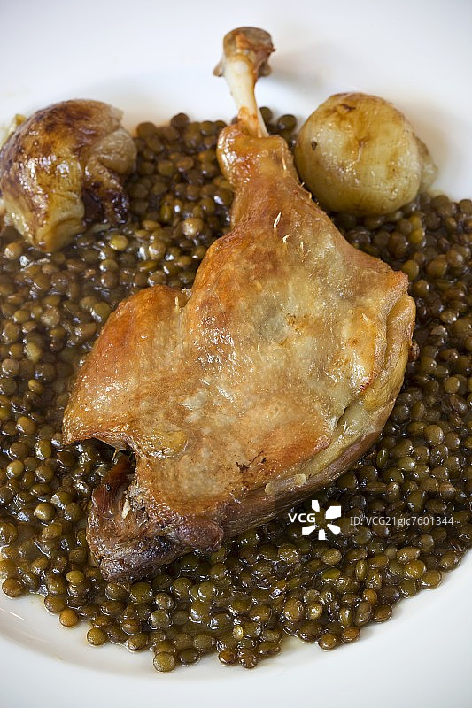 油封鸭配小扁豆图片素材