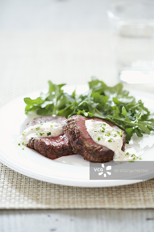 配辣根酱的牛里脊切片图片素材