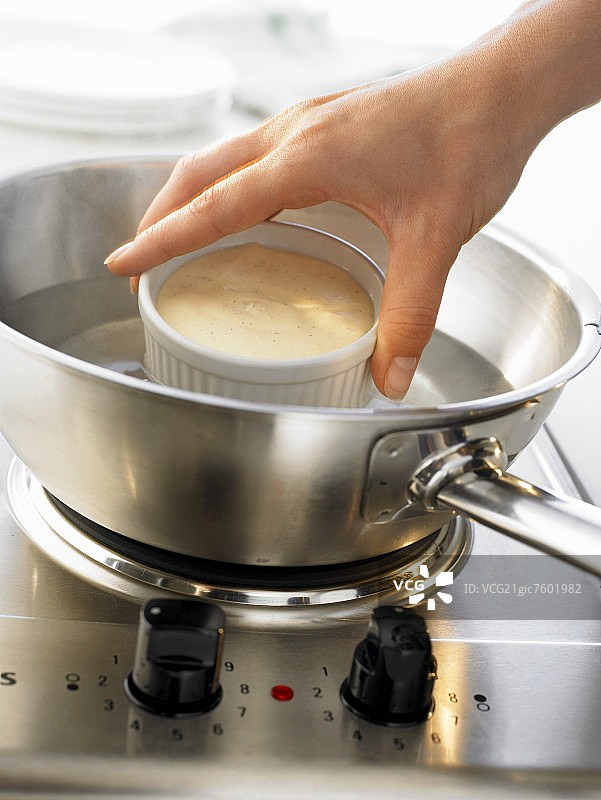 巴伐利亚奶油：脱模前将模具浸入热水中图片素材