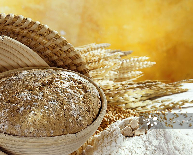烤箱里未烘烤的全麦面包，配有食材图片素材