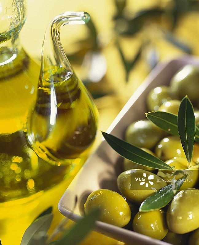 绿色橄榄和橄榄油瓶图片素材