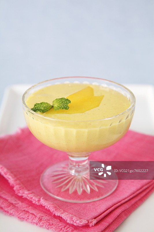 玻璃碗里的芒果布丁图片素材