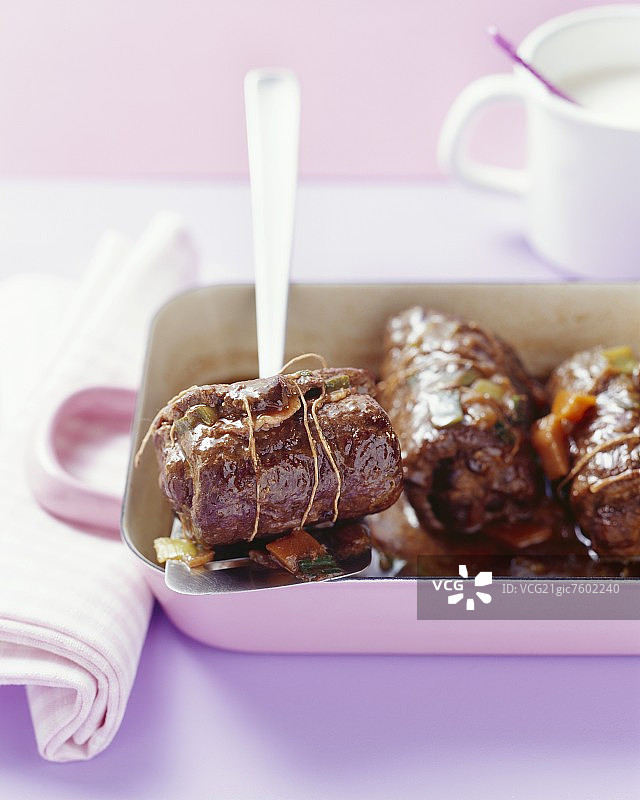 烤盘里的牛肉卷图片素材