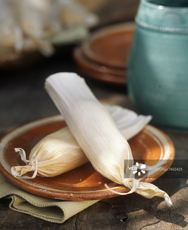 棕色盘子上的两个玉米粉蒸肉图片素材