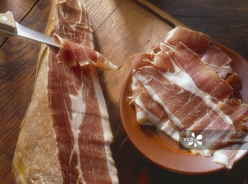 西班牙流行的塞拉诺火腿美食图片素材