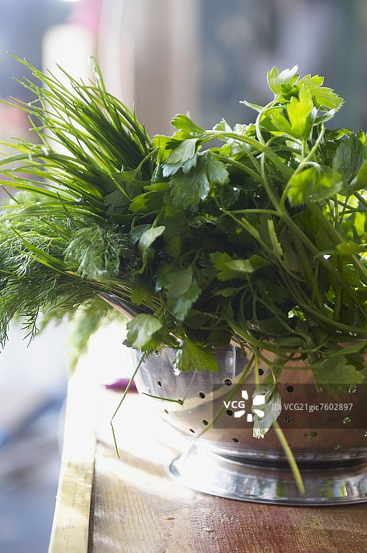 漏勺里的新鲜香草图片素材