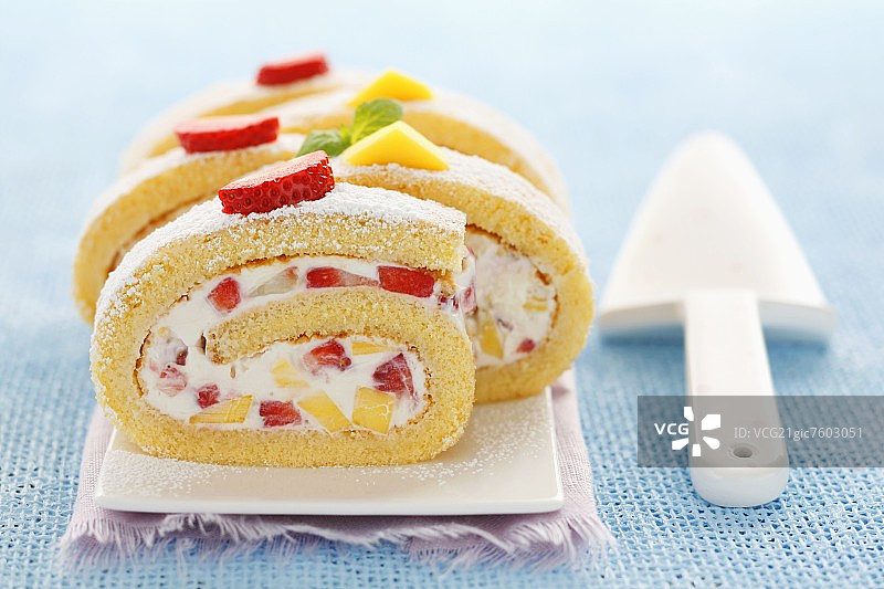 马斯卡彭奶油芒果草莓海绵卷图片素材