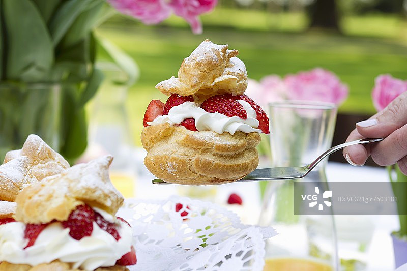 草莓奶油泡芙蛋糕图片素材