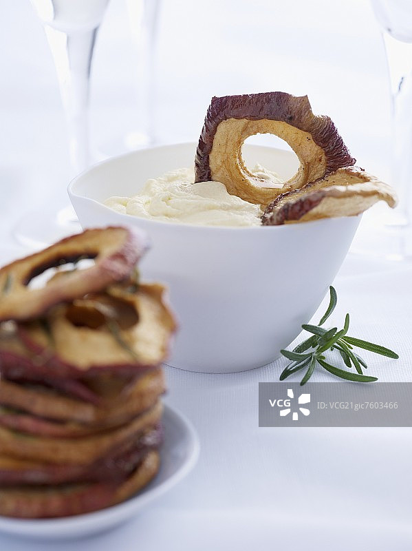 马斯卡彭配迷迭香苹果片图片素材