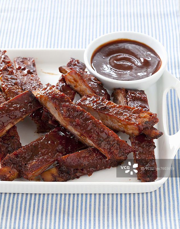 配酱汁的烤排骨图片素材