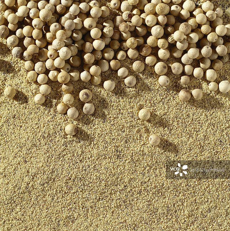 研磨胡椒上的白胡椒粒图片素材