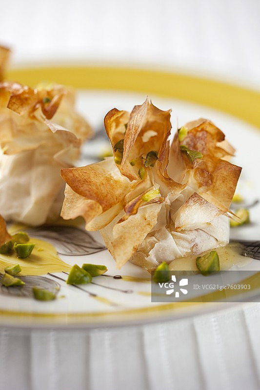 装满培根和开心果的糕点口袋图片素材