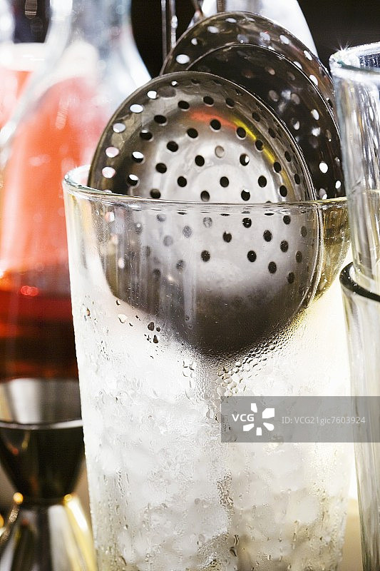 装有冰块的玻璃杯中的吧台滤冰器图片素材
