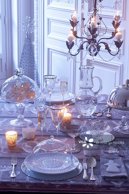 摆放着玻璃餐具的圣诞餐桌图片素材