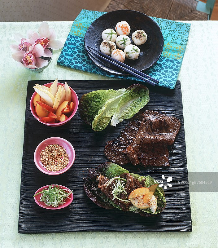 韩式烤肉配梨、油桃和糯米丸子图片素材