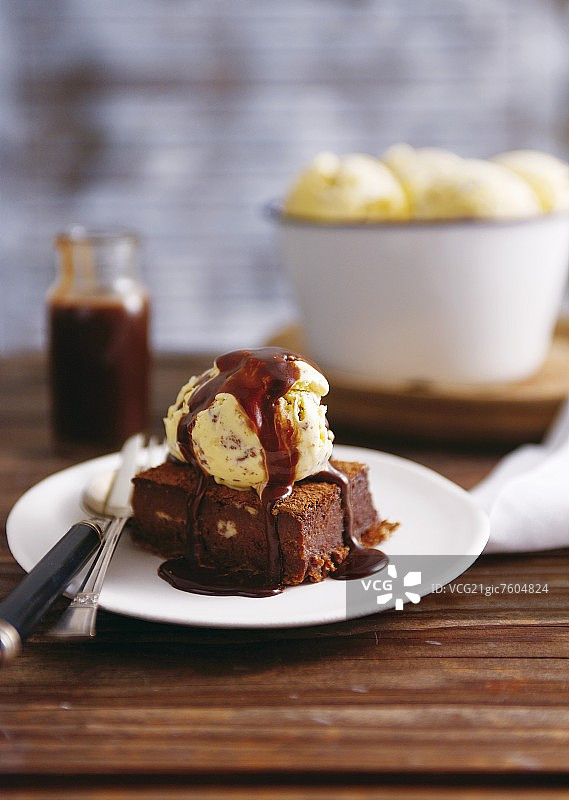 巧克力曲奇冰淇淋和巧克力酱布朗尼图片素材