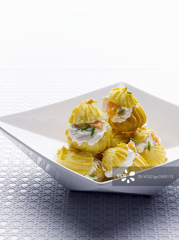 烟熏三文鱼馅的奶油泡芙图片素材