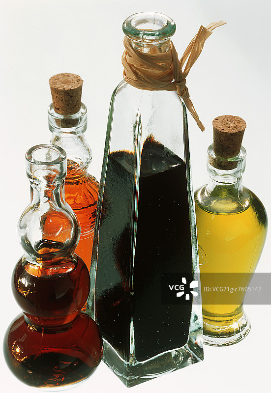 玻璃瓶装混合醋和油图片素材